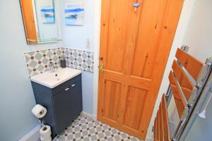 Et badeværelse på Riverbank Cottage + 16 billeder