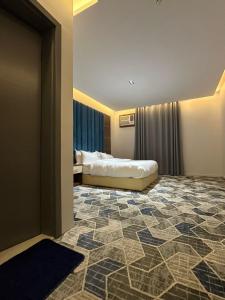 艾卜哈كــيــان الـمـنـسـك الشبلان Kayan Al Mansak的一间有两张床和马赛克地板的酒店房间
