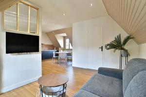 TV a/nebo společenská místnost v ubytování Guy 22 - A Sables d'Or les pins proche plage