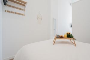 Rúm í herbergi á VLC Yako Suite by Host Valencia