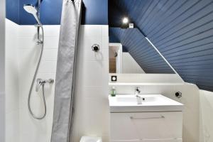 Koupelna v ubytování Pierre 23 - A 200m de la plage parking privé + 5 fotografií