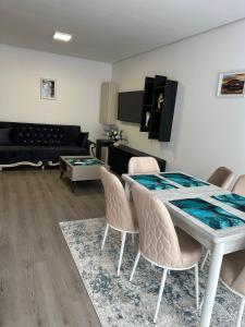 Posezení v ubytování Apartament Adora De Luxe Apart Hotel
