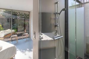 ein Badezimmer mit einer Glasdusche mit Waschbecken in der Unterkunft Habiter la ville, un art contemporain in Vannes + 18 Fotos