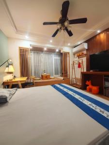 枕窗听雨Homestay客房内的一张或多张床位