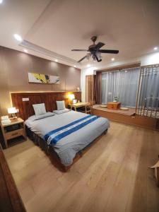 枕窗听雨Homestay客房内的一张或多张床位