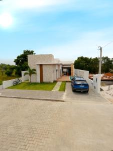 ベラ・クルス・デ・イタパリカにあるBeachhouse Costa de Aratubaの家の前に停車する車
