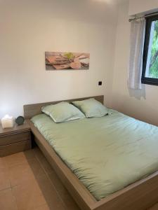 Spacieux 2 pieces au Port de Nice في نيس: سرير في غرفة نوم مع