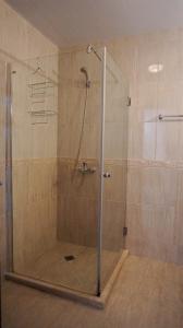 una ducha con puerta de cristal en un baño en Бяла Виста Клиф - Byala Vista Cliff, en Byala