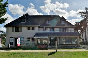 una gran casa blanca con una tienda en Cécile 11 - A 200m de la plage, en Fréhel