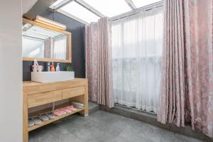枕窗听雨Homestay的一间浴室