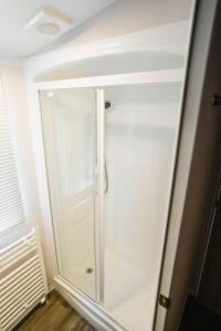 Koupelna v ubytování Beautiful 3bed Caravan on Windermere - on White Cross Bay Holiday Park