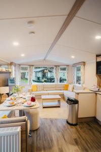 Posezení v ubytování Beautiful 3bed Caravan on Windermere - on White Cross Bay Holiday Park