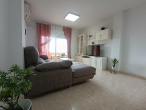 a living room with a couch and a kitchen at Villasara 3D Parking gratis in Aguadulce