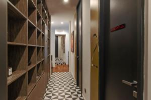 a hallway with a hallwayngthngthngthngth at Gram Suites in Naples