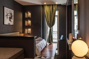 a bedroom with a bed and a window at Gram Suites in Naples