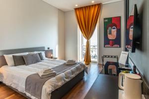 a bedroom with a large bed and a window at Gram Suites in Naples