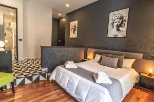 a bedroom with a large bed in a room at Gram Suites in Naples