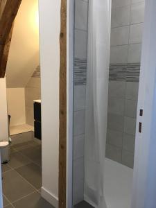 a bathroom with a shower with white walls at Appartement Sous les Etoiles pour 6 personnes in Saint-Nectaire