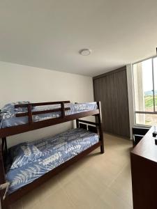 a bedroom with two bunk beds in a room at Hermoso Apto cálido y acogedor 