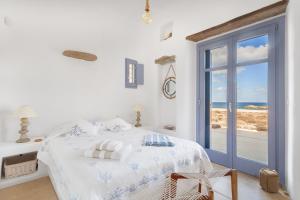 Postel nebo postele na pokoji v ubytování Seaside 5BDR Bliss in Mykonos