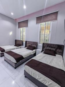 2 letti in una camera con 2 finestre di Home1 2BR هوم1 شقة غرفتين بمدخل مستقل تبعد اقل من 5 كلم عن الحرم النبوي a Medina
