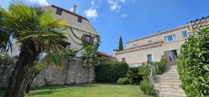 Galería fotográfica de Old Stone Villa with Pool, Jacuzzi, Walled Garden - Villa Kristina en Milna 26 fotos más