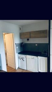 Kuchnia lub aneks kuchenny w obiekcie Hyeres port bel appartement