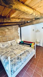 ein Bett in einem Zimmer mit Holzdecke in der Unterkunft La Plaza in Zufre