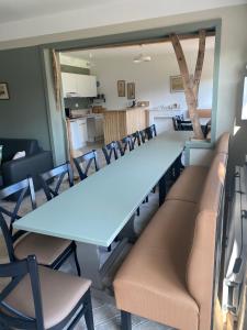 une salle à manger avec une longue table et des chaises dans l'établissement Jusqu'à 24 pers - Jacuzzi - Terrasses - Barbecue - Réunion de famille ou Séminaire, à Verton 29 autres photos