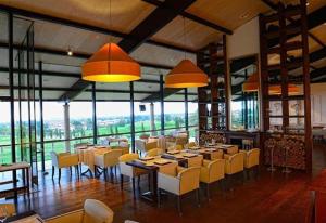 Restaurace v ubytování Casa en la playa con piscina