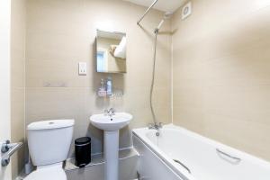 a bathroom with a toilet and a sink and a bath tub at Flat with London Eye view Big Ben Westminister LM4 in London +4 photos
