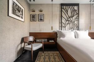 una stanza d'albergo con un letto e una sedia di Ramban Hotel Jerusalem a Gerusalemme