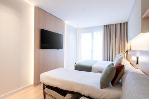 Televízia a/alebo spoločenská miestnosť v ubytovaní Aparthotel Atenea Calabria