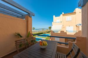 Bazén v ubytovaní Duplex Surla Pájaro vistas al mar alebo v jeho blízkosti