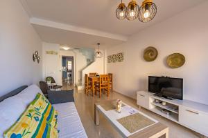 Televízia a/alebo spoločenská miestnosť v ubytovaní Duplex Surla Pájaro vistas al mar