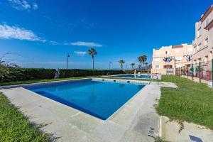 Bazén v ubytovaní Duplex Surla Pájaro vistas al mar alebo v jeho blízkosti