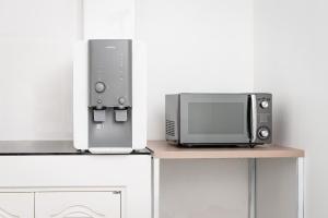 a microwave and a toaster oven on a counter at Sunnyside Kata in Kata Beach