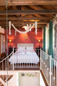 アノ・ペディナにあるAkakia - Stone family maisonette with Spectacular viewの赤い壁のベッドルーム1室(ベッド1台付)