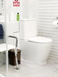 uma casa de banho branca com um WC e uma cadeira em Magnifica suite em San Sebastián