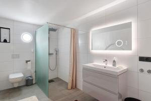 un bagno bianco con lavandino e WC di Kuckucksnest City Center Apartment a Freudenstadt Altre 23 foto