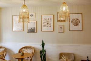 jadalnia z 2 żyrandolami i stołem w obiekcie Sézam-Appart-Hôtel w Saint-Malo