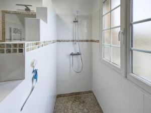 La salle de bains est pourvue d'une douche et d'une fenêtre. dans l'établissement Authentique maison bretonne pour 6 à Plovan, à Plovan 13 autres photos