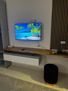 un téléviseur à écran plat posé sur une table dans l'établissement Resort-style living apartment, à Zanzibar City