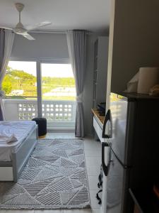 Il comprend une cuisine avec un lit et un réfrigérateur. dans l'établissement Resort-style living apartment, à Zanzibar City 13 autres photos