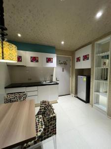 une cuisine avec une table et des chaises dans une pièce dans l'établissement Atlantis Condo Resort Pattaya, à Jomtien Beach