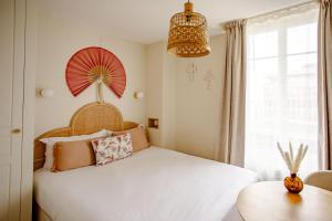 サン・マロにあるSézam-Appart-Hôtel Saint Maloの白いベッドと窓のある寝室 +58枚の写真