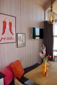 TV a/nebo společenská místnost v ubytování Sisters Beachbungalows