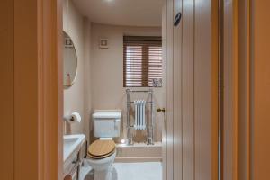 ローチェスターにあるThe Wonky Houseのトイレ、洗面台、浴槽を備えたバスルーム +32枚の写真