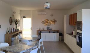 a kitchen and dining room with a table and chairs at Al Mare da Francesca in Olbia