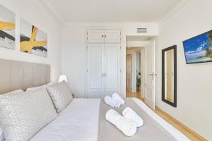 Posteľ alebo postele v izbe v ubytovaní Marina XI Enjoy the Sun, Sea Views, Pools & BBQ Steps from the Beach in Mijas Costa & Fuengirola